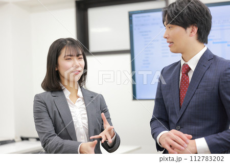 自分の考えを話すビジネスウーマンと反対意見を持つビジネスマン_1 112783202
