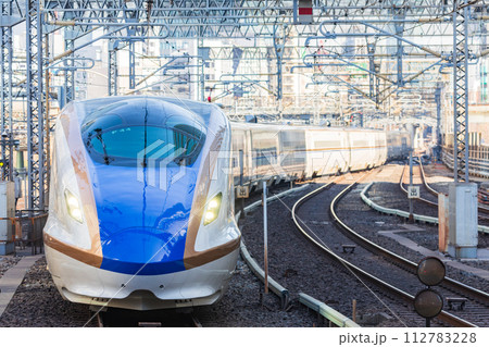東京駅に入る上越新幹線・北陸新幹線 112783228
