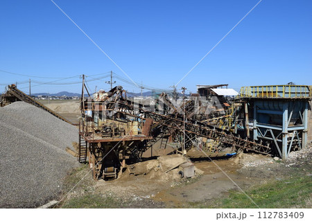 砕石工場 建設資材の生産現場 砕石工場 建設資材の生産現場 112783409