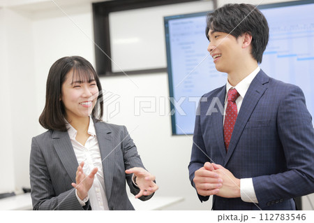 身振りを交え自分の考えを話すビジネスウーマン_1 112783546