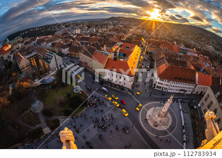 Matthias Church square with the Holy Trinity Column and bunch of tourists 112783934