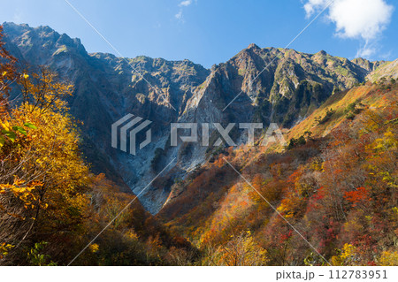 秋の谷川岳　紅葉見頃の一ノ倉沢 112783951