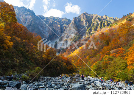 秋の谷川岳 紅葉見頃の一ノ倉沢 秋の谷川岳 紅葉見頃の一ノ倉沢 112783965