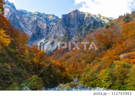 秋の谷川岳　紅葉見頃の一ノ倉沢 112783983
