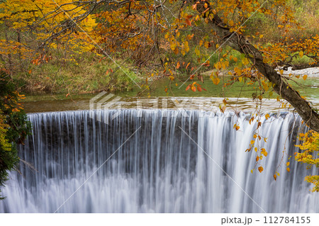 秋の谷川岳の麓　紅葉見頃の湯吹きの滝 112784155
