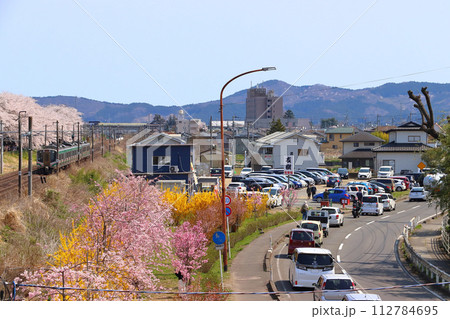 大混雑の白石川堤一目千本桜並木と東北本線E721系電車 大混雑の白石川堤一目千本桜並木と東北本線E721系電車 112784695