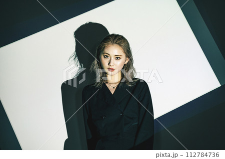 スポットライトを浴びる大人っぽい女性 112784736