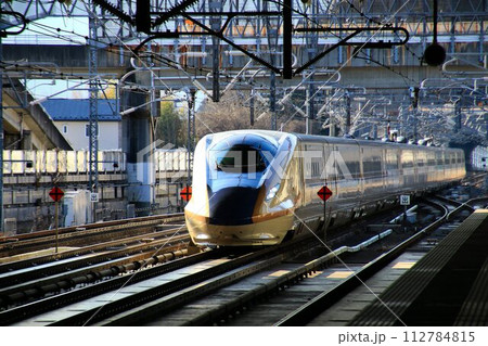 国境のトンネルを抜けE7系新幹線は新潟へ…　上越新幹線・上毛高原駅 112784815