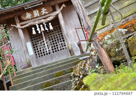 石段を上がる小さな神社への道 石段を上がる小さな神社への道 112784887
