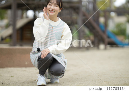 公園で園児を見守る保育士 公園で園児を見守る保育士 112785184