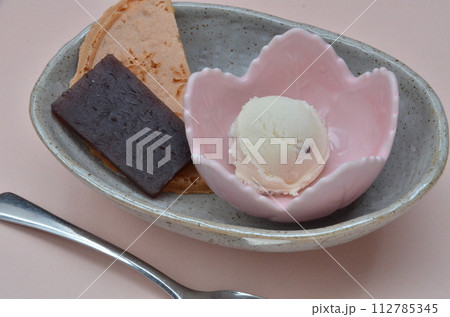 桜の季節のアイスクリーム：和洋折衷のデザートタイム 112785345