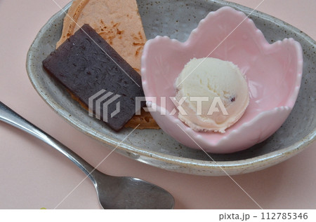 桜の季節のアイスクリーム:和洋折衷のデザートタイム 桜の季節のアイスクリーム:和洋折衷のデザートタイム 112785346