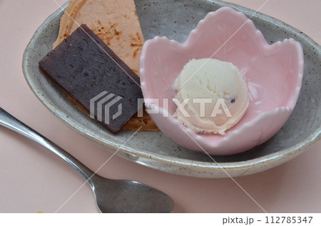 桜の季節のアイスクリーム:和洋折衷のデザートタイム 桜の季節のアイスクリーム:和洋折衷のデザートタイム 112785347