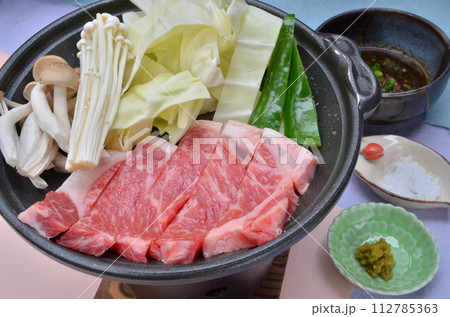 ジューシーな逸品:霜降り和牛の陶板焼きの誘惑 ジューシーな逸品:霜降り和牛の陶板焼きの誘惑 112785363