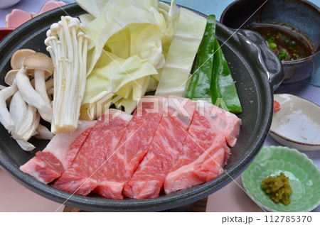 ジューシーな逸品:霜降り和牛の陶板焼きの誘惑 ジューシーな逸品:霜降り和牛の陶板焼きの誘惑 112785370
