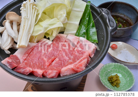 ジューシーな逸品：霜降り和牛の陶板焼きの誘惑 112785378