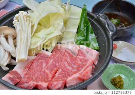 ジューシーな逸品:霜降り和牛の陶板焼きの誘惑 ジューシーな逸品:霜降り和牛の陶板焼きの誘惑 112785379