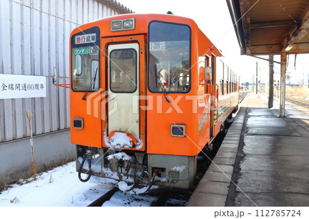 雪が積もる秋田内陸縦貫鉄道の鷹巣行き 急行もりよしAN-8803形車両 112785724