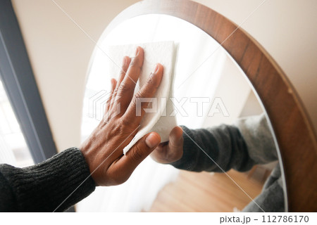 hand cleaning mirror with a tissue  112786170