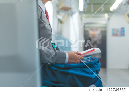 電車通学の高校生のイメージ 電車通学の高校生のイメージ 112786825
