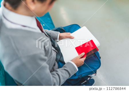電車通学の高校生のイメージ 112786844