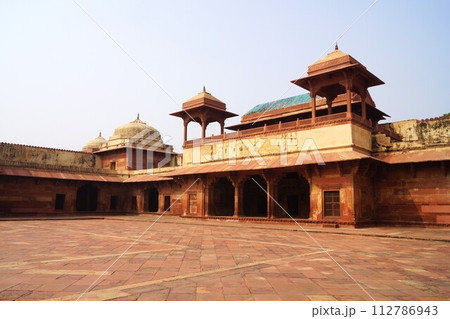 インド アーグラ近郊 ファテープル・シークリー 宮廷地区の風景 インド アーグラ近郊 ファテープル・シークリー 宮廷地区の風景 112786943