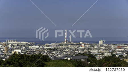 川之江市街地と製紙工場　愛媛県四国中央市 112787030
