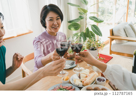 a forty-something woman 112787165