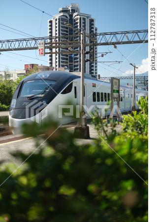 羅東駅ホームに入ってくる電車 112787318