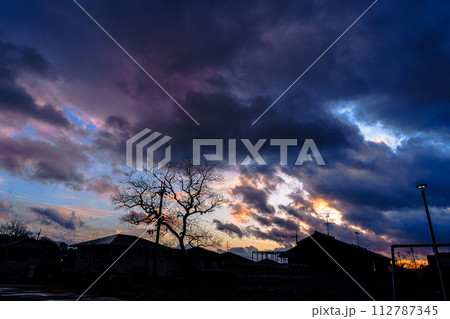 雨上がりの公園で雲間に広がった夕焼け　奈良市街地の公園にて① 112787345