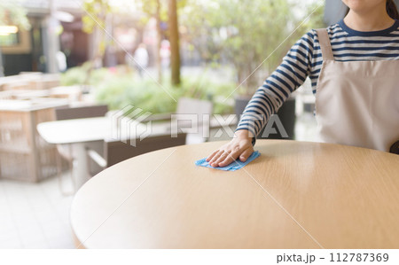 お店で働く女性 112787369