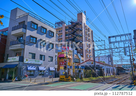 神奈川県川崎市中原区下沼部のJR向河原駅前踏切付近から向河原駅方面を見る 神奈川県川崎市中原区下沼部のJR向河原駅前踏切付近から向河原駅方面を見る 112787512