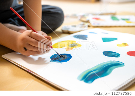 絵を描く少年 112787586