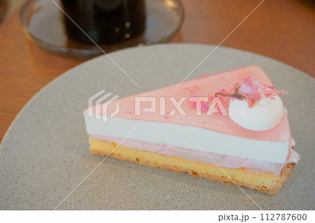 ピンクのカットケーキ5 112787600