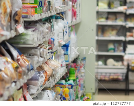 コンビニの陳列棚 112787777