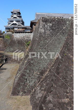 熊本城　二様の石垣と天守閣 112788052