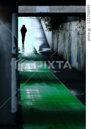 アンダーパスの通り人 アンダーパスの通り人 112788095