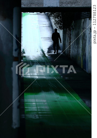 アンダーパスを歩く男性 112788123