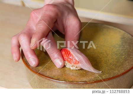金目鯛の鮨を握る-4 112788853