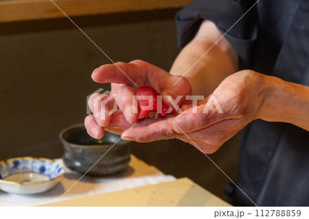 鮪の鮨を握る-1 鮪の鮨を握る-1 112788859