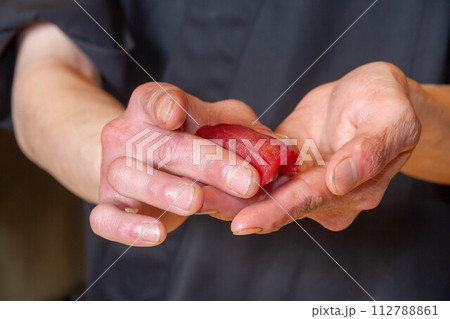 鮪の鮨を握る-2 112788861