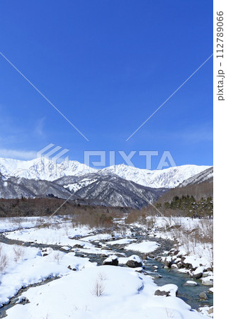 白馬大橋から望む冬の白馬三山 112789066