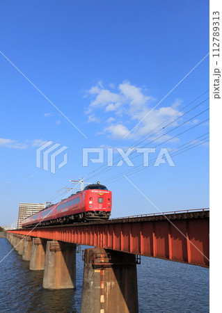 ローカル線・大淀川橋梁と車両形式・モハ484-278・RED EXPRESSと青空 112789313