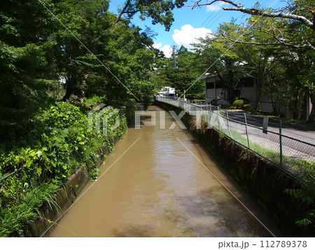 水が濁った下枝用水の風景 水が濁った下枝用水の風景 112789378