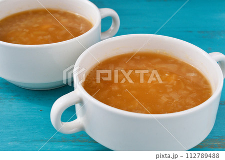 メキシコのバルバコアのコンソメ Consomé de barbacoa 112789488