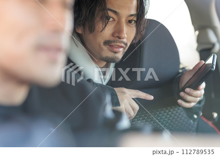 ドライブをする30代男性二人組 112789535