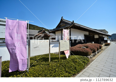 織田信長の弟信包が初藩主の柏原藩陣屋跡の長屋門と表御殿 織田信長の弟信包が初藩主の柏原藩陣屋跡の長屋門と表御殿 112789632
