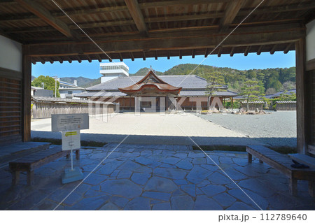 織田信長の弟信包が初藩主の柏原藩陣屋跡の長屋門と表御殿 織田信長の弟信包が初藩主の柏原藩陣屋跡の長屋門と表御殿 112789640