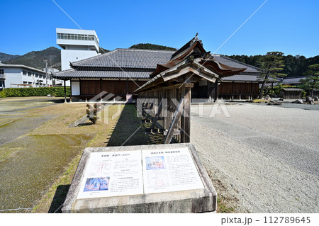 織田信長の弟信包が初藩主の柏原藩陣屋跡の長屋門と表御殿 織田信長の弟信包が初藩主の柏原藩陣屋跡の長屋門と表御殿 112789645