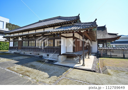 織田信長の弟信包が初藩主の柏原藩陣屋跡の長屋門と表御殿 織田信長の弟信包が初藩主の柏原藩陣屋跡の長屋門と表御殿 112789649